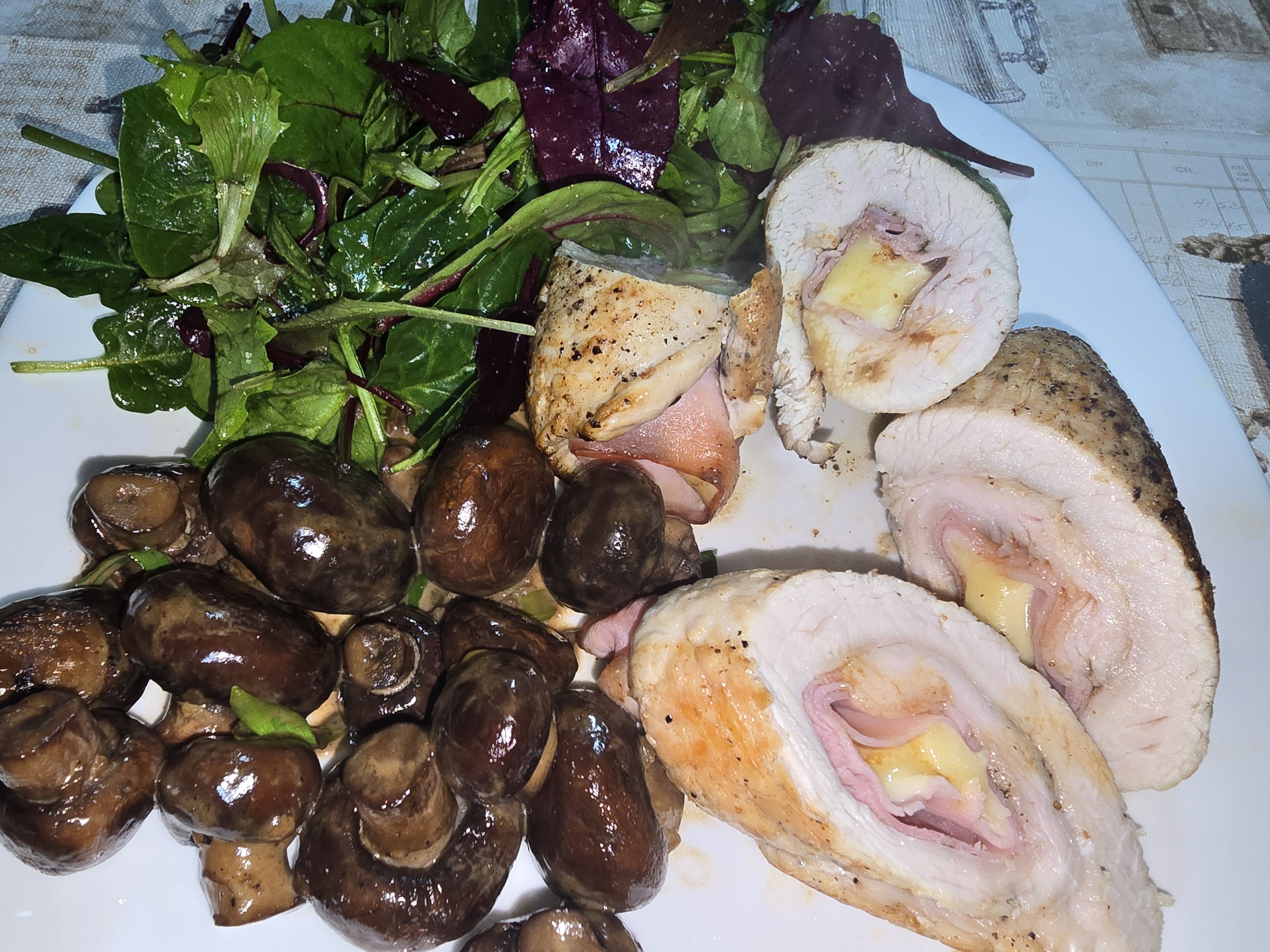 Putenschnitzel-Röllchen mit Schinken und Bergkäse